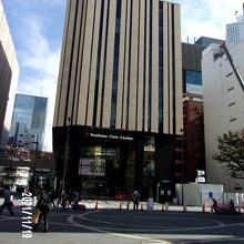 公園からの外観です。