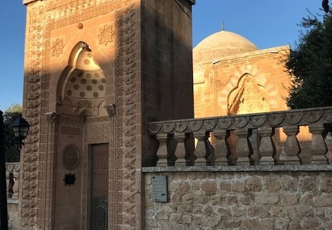 旧市街の大通りから脇道を下