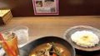 きれいな店内。限定メニューの柚子せせりto野菜カレーがおすすめです