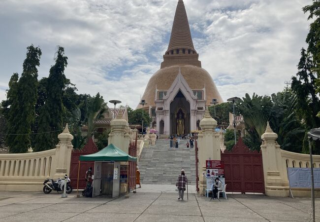 プラ パトム チェデイ国立博物館