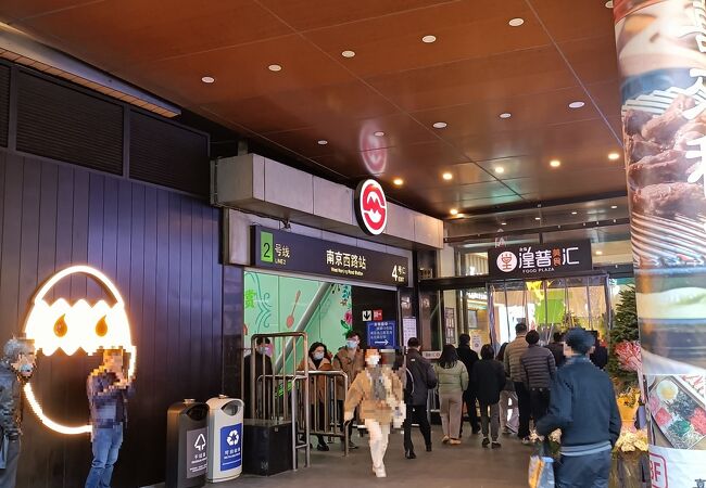 駅を降りてすぐ、呉江路沿いには飲食店が多数あり大変に便利でした。