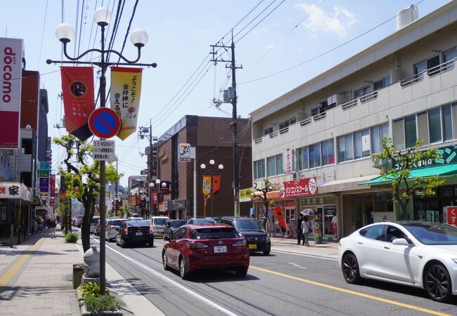 広島造幣局に面した直線道路の商店街