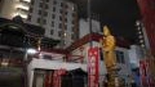 ビル街のなかにたたずむ神社。