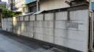 寺門や鐘楼、樹木もないお寺でした