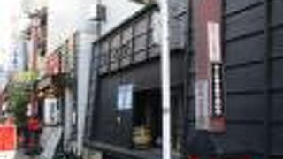 いろいろな銀色のたぬきが飾られています