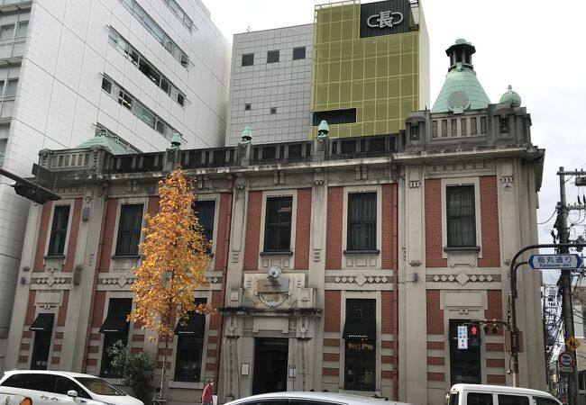建物は、辰野金吾ら設計の旧山口銀行京都支店