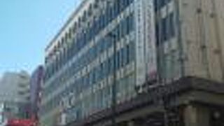 一階のパンケーキ店へ