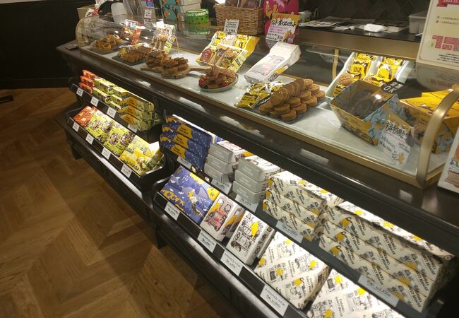 喫茶と販売店が併設