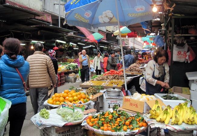 観光客は少ないので香港人の生活ぶりがわかる市場