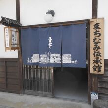 五条に残る古い町屋をうまく活用しています。