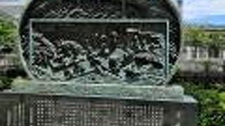 淀屋の碑と共に