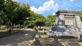 【南部利祥中尉銅像・台座】人物に対する敬意と再建への葛藤がもっとわかりやすければ…