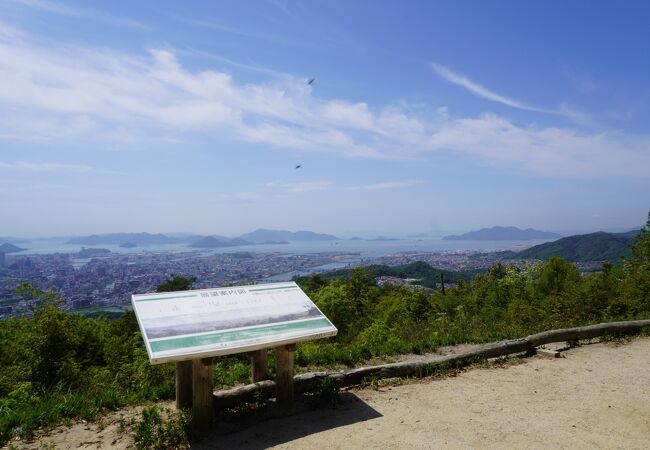 山頂からは広島市内や広島湾が見渡せて、なかなかの絶景