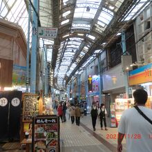 アーケードは長いです、人は少ないです