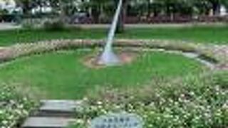 大通公園らしい大きな日時計