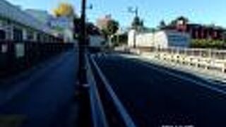 日暮里駅北口を東西につなぐ跨線橋です。