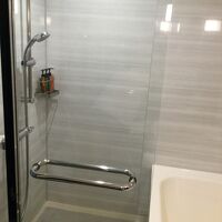 バスタブとシャワーは別で広いです。