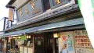 いかにも参道のお茶屋さんといった趣