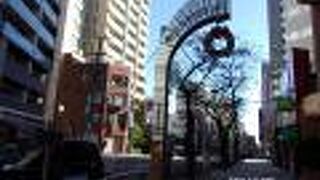 今も多くの繊維や布関係のお店が並んでいます。