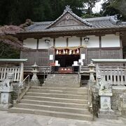 森の中にたたずむ神社