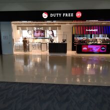 那覇空港内にある免税店の様子