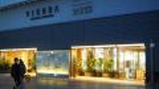 １階には大型スーパー