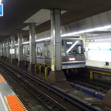 大国町駅に到着する西梅田行電車