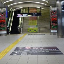 西梅田駅は乗る所と降りる所で改札と階段が分かれている。