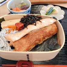 鮭弁当のアップ