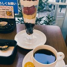 ピスタチオパフェ。びっくりするほどベリーと相性がよくない