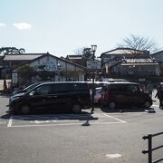 お土産店や飲食店が集まる