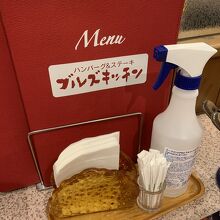 席にはアルコール消毒液も完備