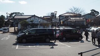 お土産店や飲食店が集まる