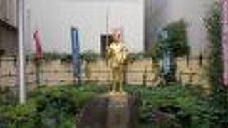 合橋交差点近くに立っています