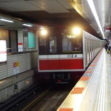 なんば駅に到着する千里中央行電車