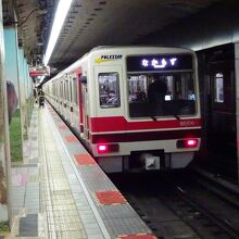 動物園前駅を出発する中百舌鳥行電車。