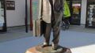 隣にはさくらの銅像もあった