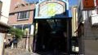 アーケードがある商店街です。