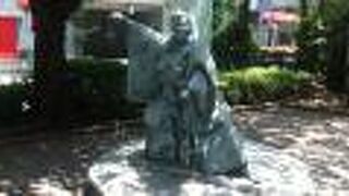 浜町川という運河を埋め立てて整備された南北に長い緑道