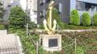 錨の形の金色の記念碑