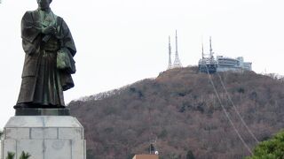 護国神社の坂の入り口に「そびえる」函館の恩人の像
