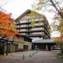 部屋からは湯西川を望めます