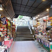 ケーブルカー駅までのこま参道にはお店があって楽しいです。