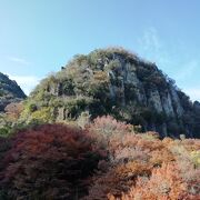 岩山と紅葉の風景