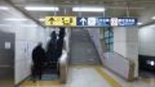 日比谷線との乗り換えは思いのほかスムースでした