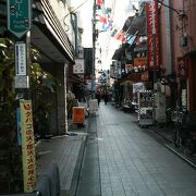 中野駅北口近く、個性的な飲食店が多めの裏通り商店街