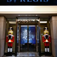 クリスマスシーズンはくるみ割り人形がお出迎え！