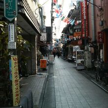 アーケード街の東側を通る細い裏通りに飲食店などが軒を連ねます