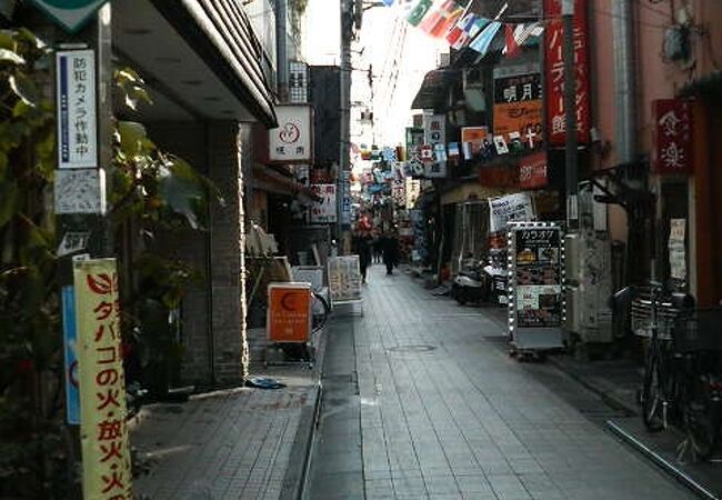 中野駅北口近く、個性的な飲食店が多めの裏通り商店街