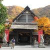 まるで古い博物館か寺社のような雰囲気の玄関がお出迎え